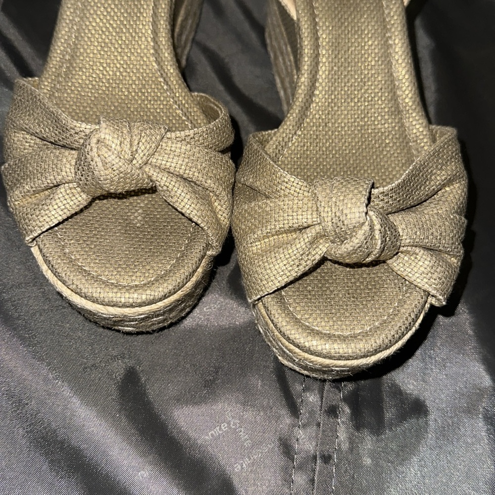 Michael Kors wedge sandals New…NEVER WORN
ACCEPTING ALL REASONABLE OFFER